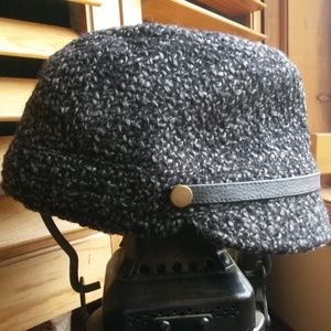 Steve Madden Newsboy Cap Black White Wool Blend Floral Lining NWOT